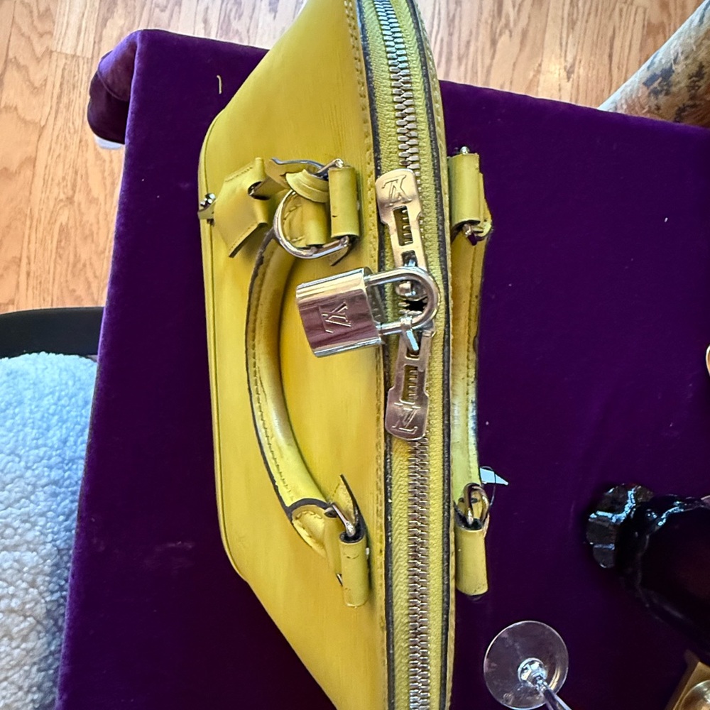 Louis Vuitton Epi Leather Alma PM Citron w/lock keys - Picture 7 of 13